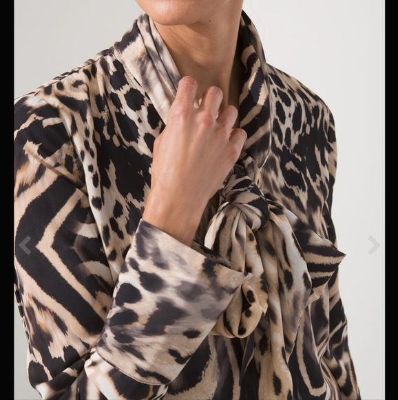 Chico's Black Label Chiffon Animal Print Scarf Blouse NWT Size M - Picture 2 of 12